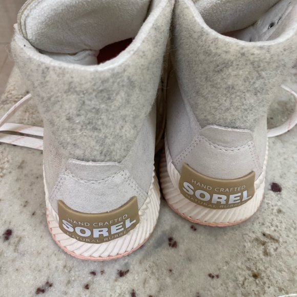 Sorel boots only worn once and look brand new!!! - Picture 2 of 4